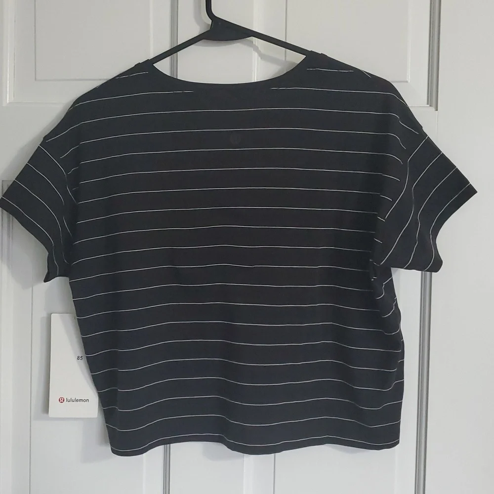 NWT lululemon Cates Tee Sz 4 Black/White Stripe